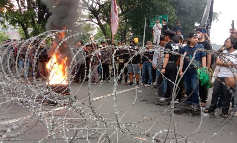 Aliansi Mahasiswa Bogor Unjuk Rasa Di Depan Gerbang Istana Bogor, Menuntut Draft RKUHP di Buka Ke Publik