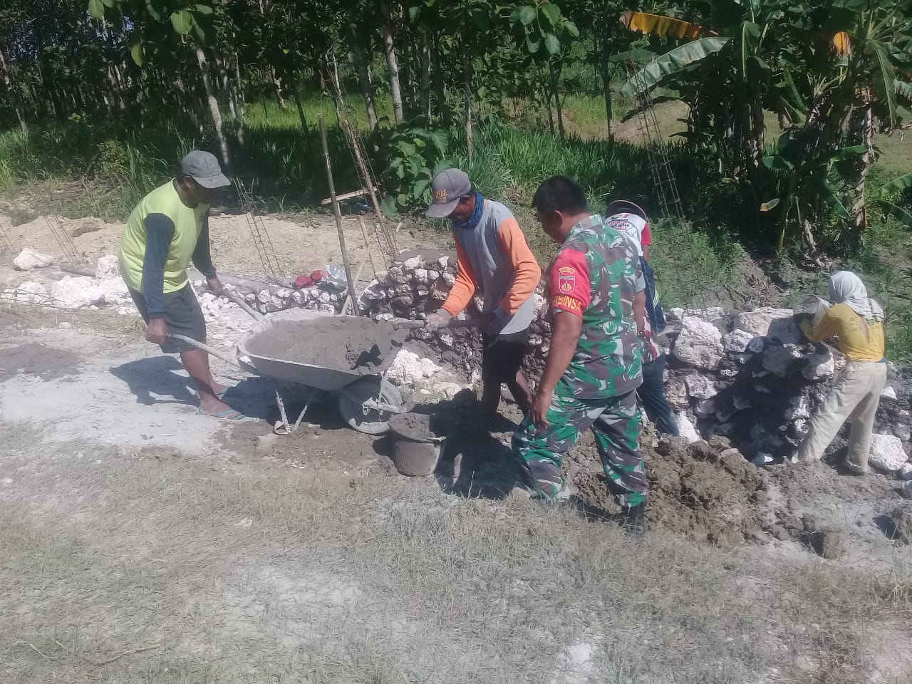 Babinsa Ini Aktif Dalam Pembangunan Desa