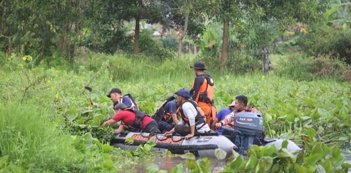 Tim P2WLS Bersama Warga Bersihkan Desa Wisata Bendungan Way Ratu
