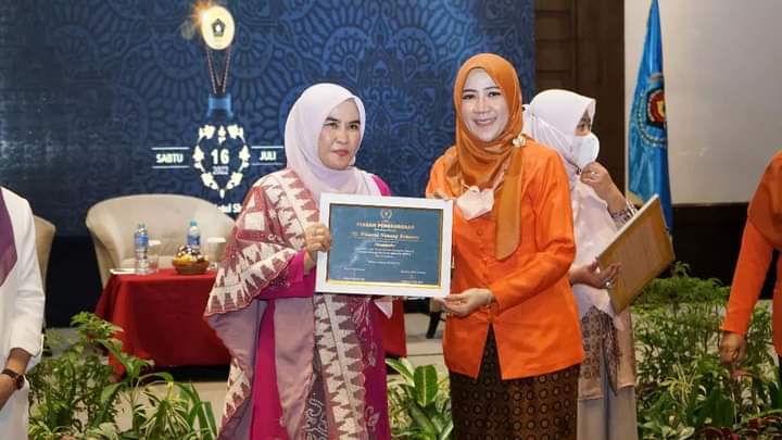 Bunda Win Terima Penghargaan Sebagai Wanita Inspiratif Penanganan Stunting