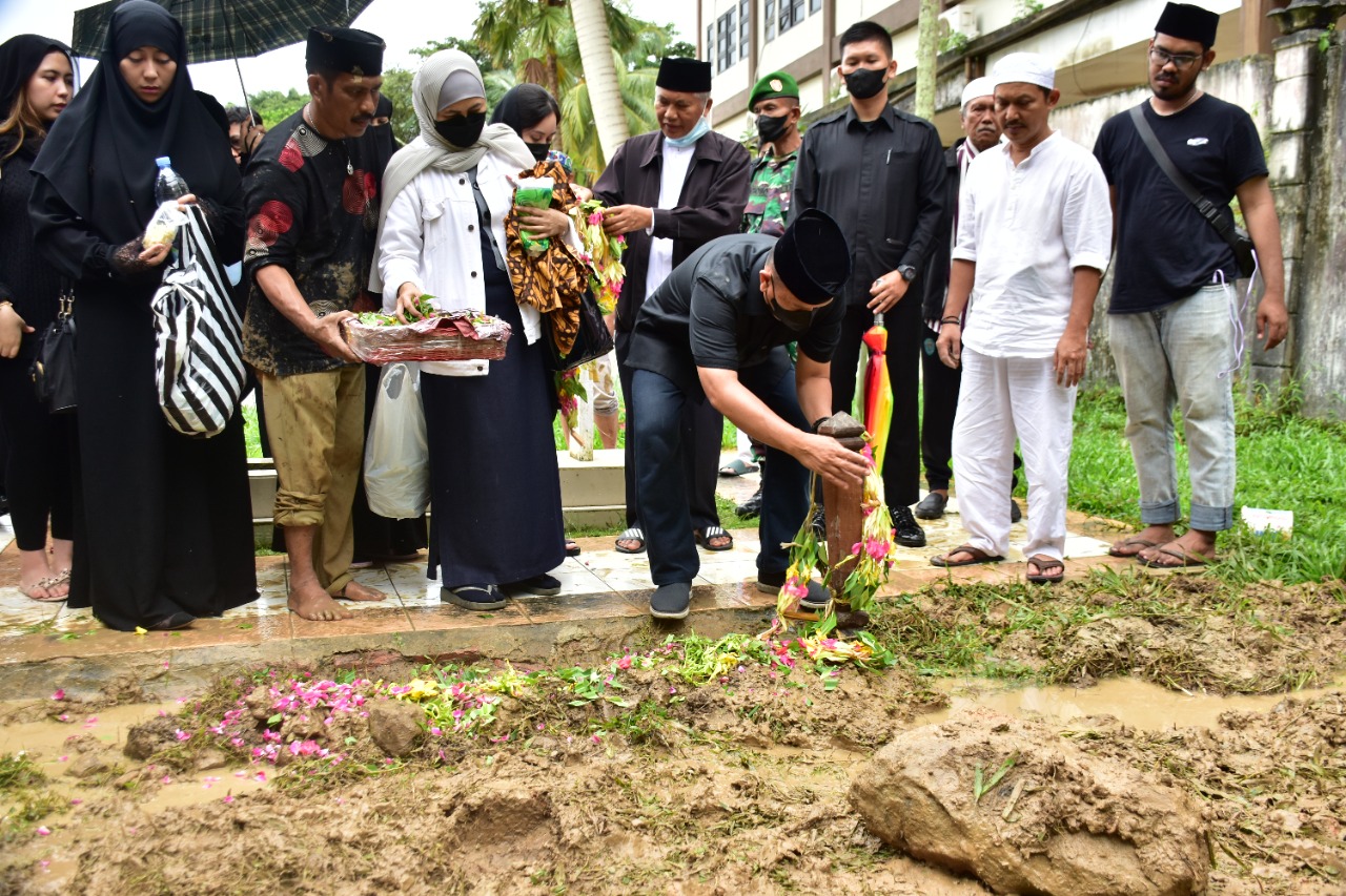Tokoh Kaltim Meninggal Dunia, Danrem 091/ASN Takziah ke Rumah Duka