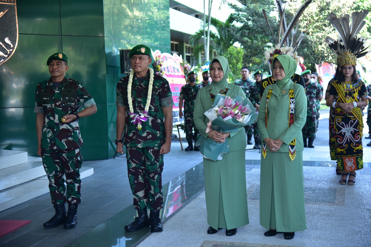 Mayjen TNI Teguh Pudjo Rumekso Diantar Hingga Pintu Gerbang