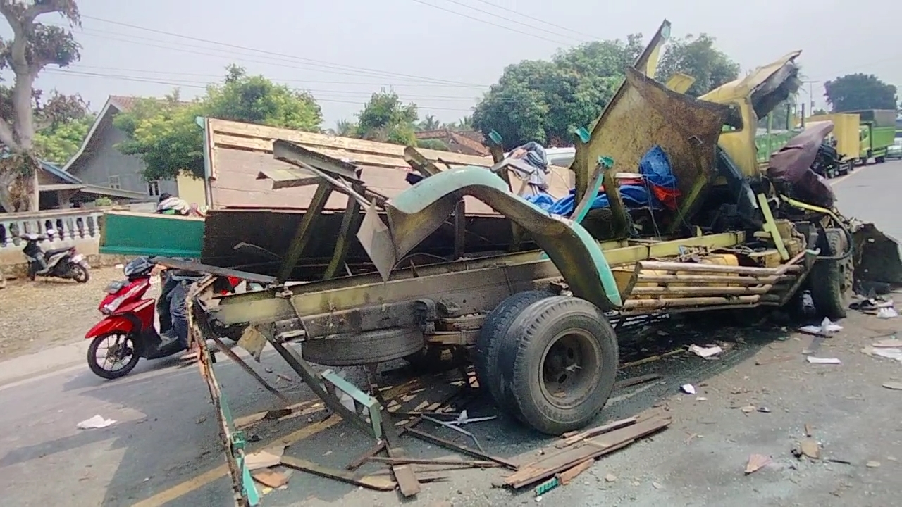 Braak…!! Dump Truk VS Colt Diesel di Jalinsum Gunung Terang