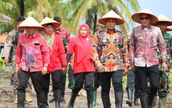 Dorong Pengembangan Sektor Pertanian, Nanang Serahkan Bantuan Alsintan