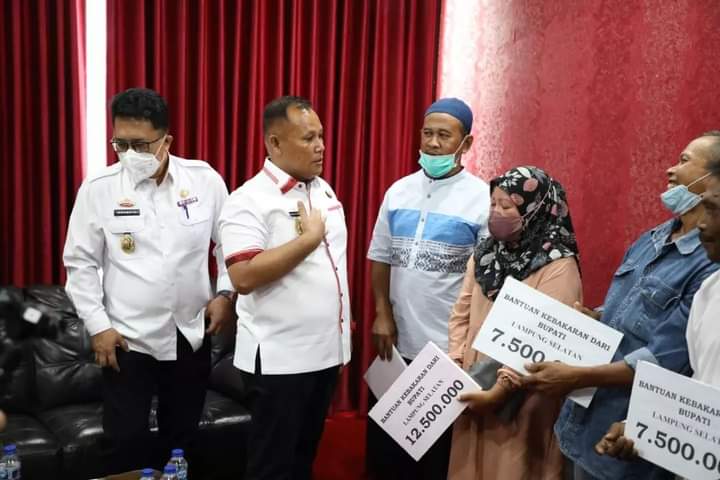 Nanang Ermanto Serahkan Bantuan Kepada Korban Musibah Rumah Kebakaran