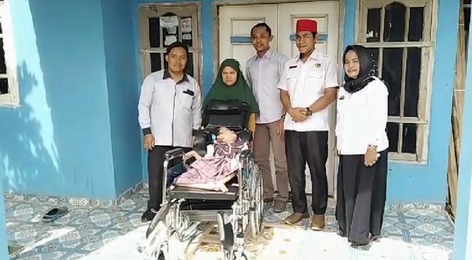 Nabila Kharisa Dapat Kursi Roda dari Pemdes Fajarbaru dan UPK DAPM