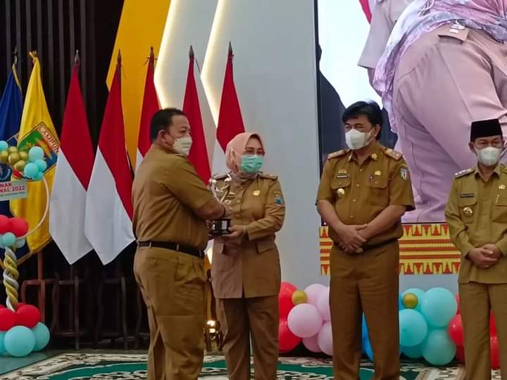 Asisten Bidang Pemerintahan dan Kesra Wakili Bupati Terima Penghargaan KLA Predikat Madya