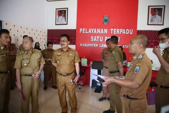 Sekdakab Lamsel Lakukan Penilaian dan Evaluasi di 4 Satker Pelayanan Publik