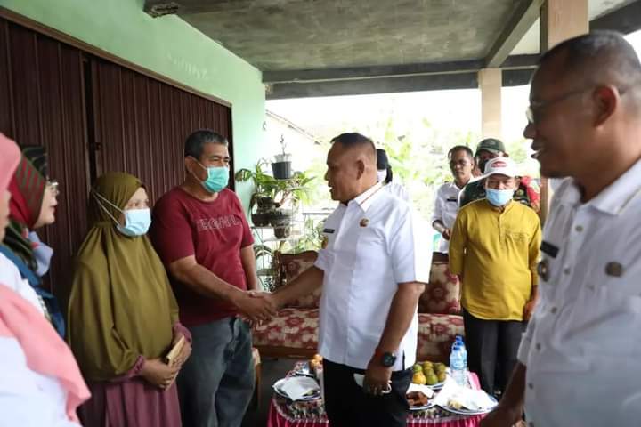 Bupati Lamsel Berikan Tali Asih Kepada Keluarga Korban Rumah Kebakaran