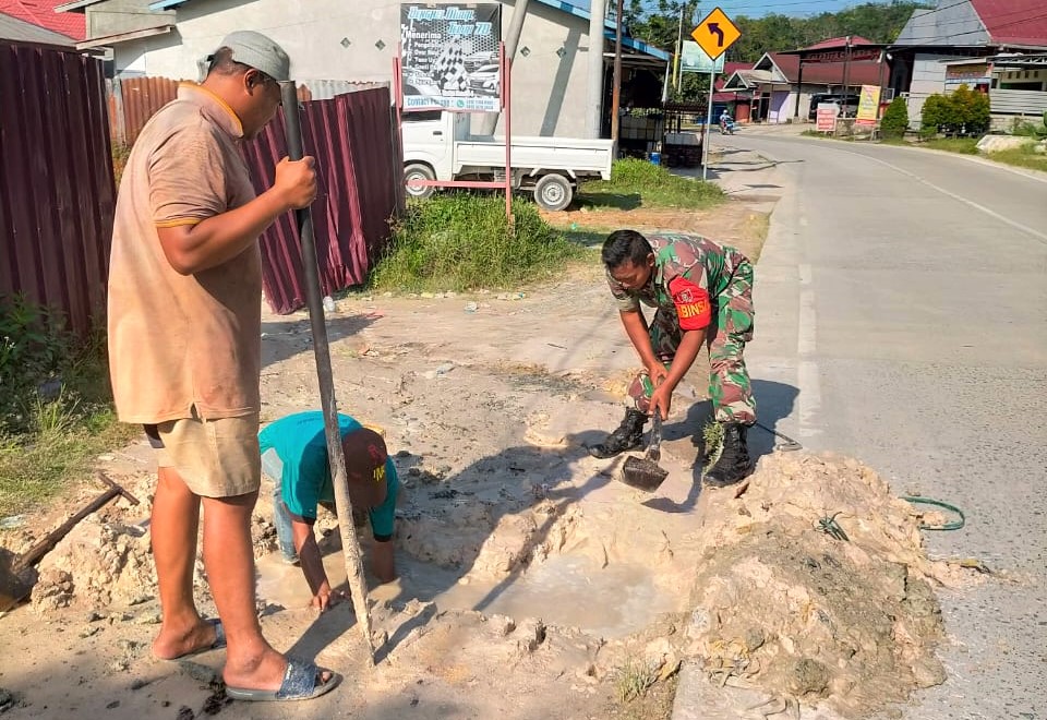 Bentuk Kepedulian, Babinsa Muara Jawa Pesisir Bantu Warganya Perbaiki Saluran Pipa Air