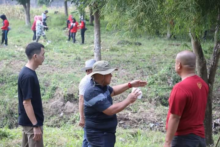Bupati Lamsel,Nanang Ermanto Bersama Jajarannya Lakukan Gotong Royong