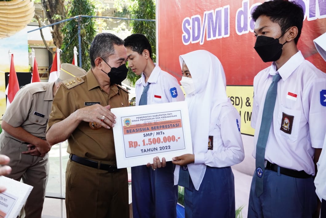 Bupati Serahkan Beasiswa ke SD,MI, SMP dan MTS