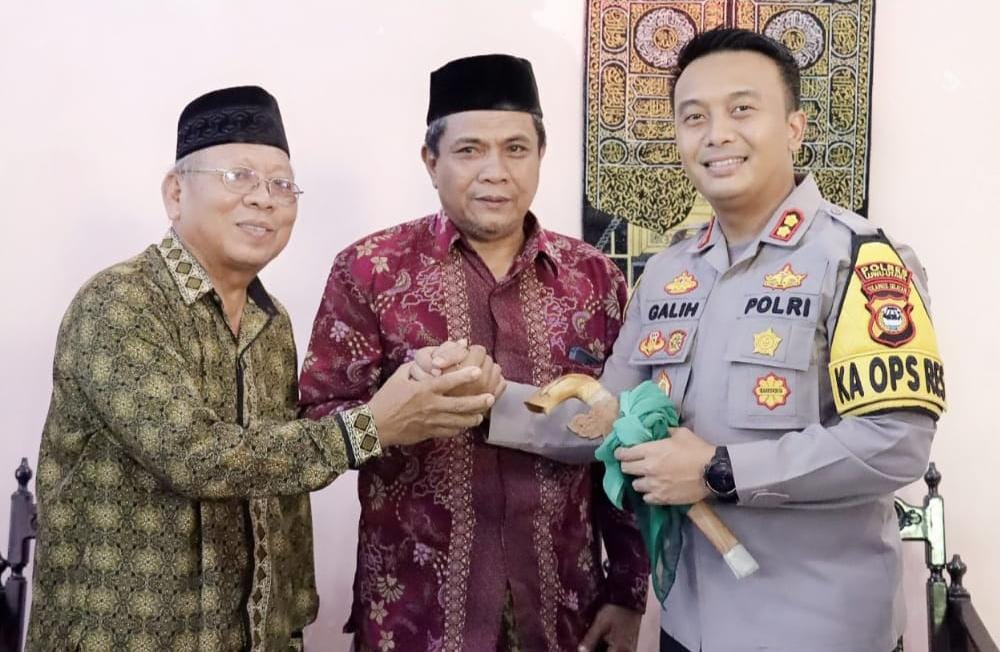 Diberi Tanda Persahabatan Benda Pusaka dari Andi Suriadi Opu Topasolongi, Kapolres Luwu Utara Bilang Ini