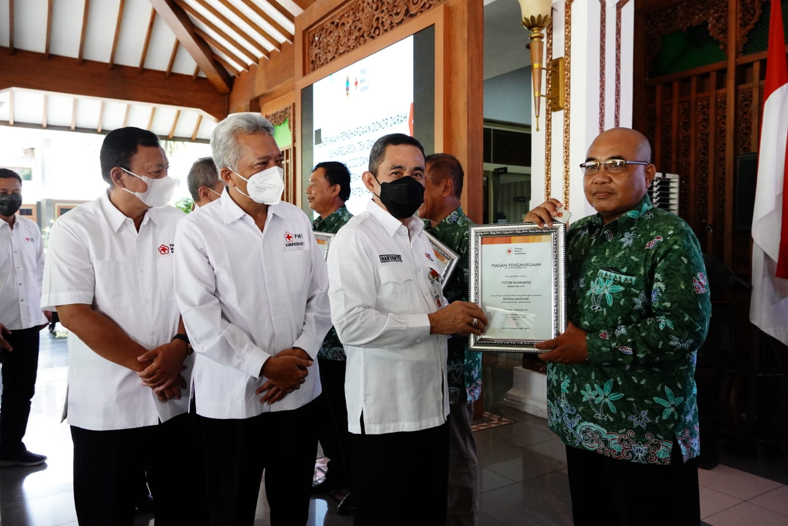 Pahlawan Donor Darah Dapatkan Penghargaan Bupati