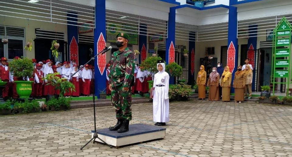 Anggota Penerangan Korem 091/ASN Menjadi Irup di Sekolah Dua SD Satu Atap