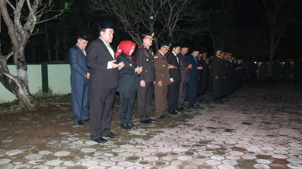 Bupati dan Wakil Bupati Blora Ikuti Apel Kehormatan dan Renungan Suci di TMP Wira Bhakti