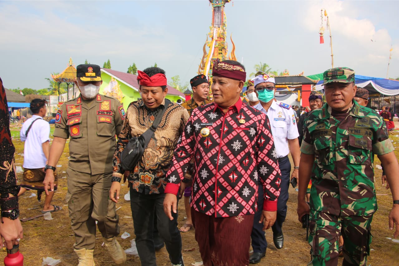 Bupati Lamsel, Nanang Ermanto Hadiri Ngaben Massal di Balinuraga