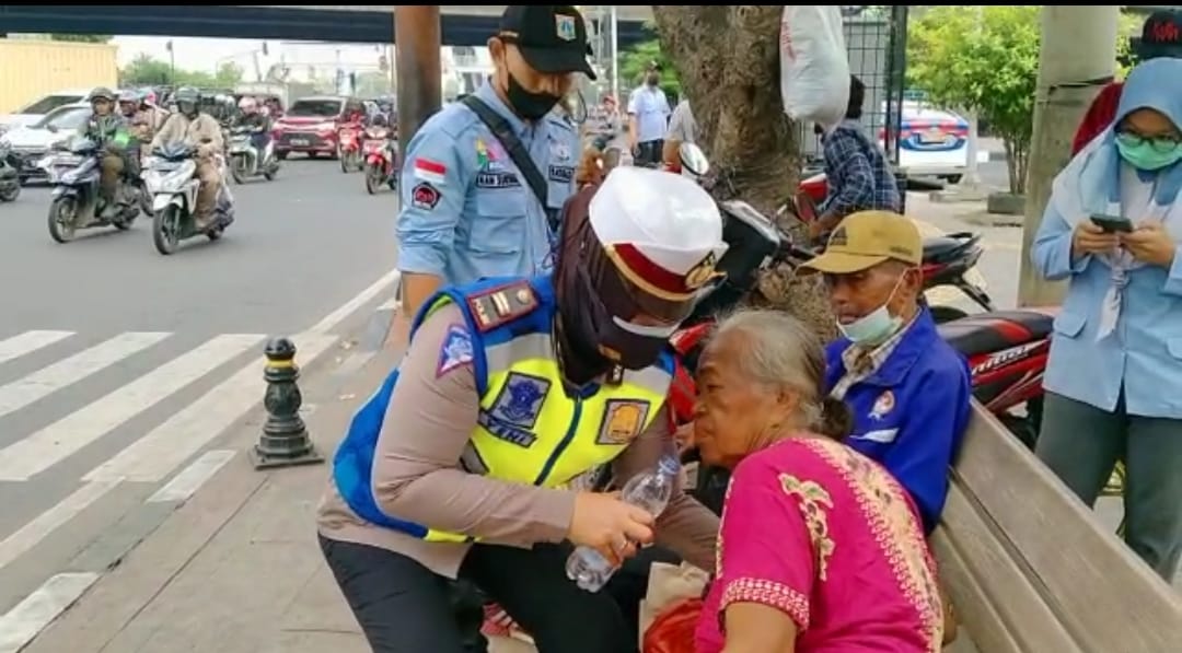 Ibu Lansia Dibantu Unit Dikyasa Satlantas, Ini Kronologinya