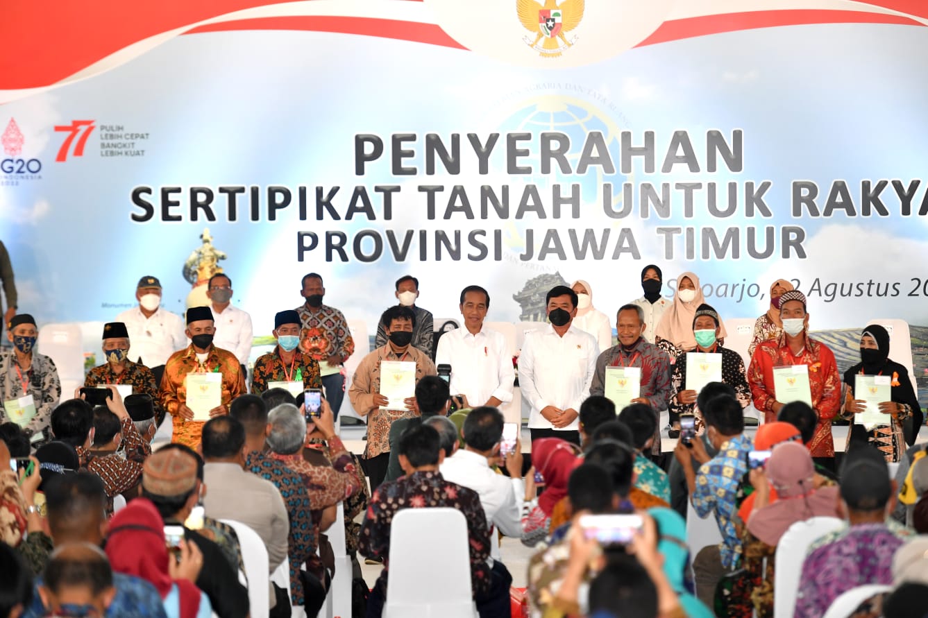 Jokowi Serahkan Sertifikat Tanah Untuk Rakyat