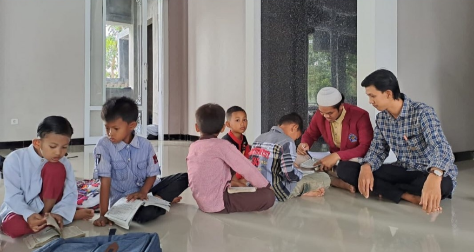 Dari KKNT-MBKM UNISRI, Mahasiswa  Ajari Ngaji TPA/TPQ Masjid At-Tawab