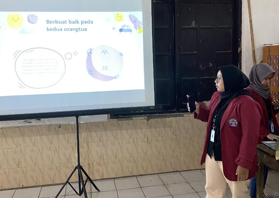 KKNT MBKM UNISRI Sosialisasikan Adab Anak Kepada Orang Tua di Mojogedang