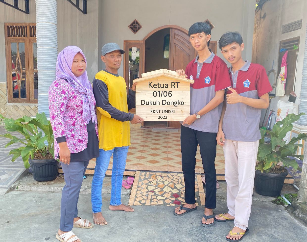 Mahasiwa UNISRI Bantu Warga Pasang dan Pengecatan Plang RT di Dusun Dongko