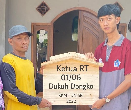 Permudah Informasi Lokasi, KKN UNISRI Dampingi Pembuatan dan Pemasangan Plang RT