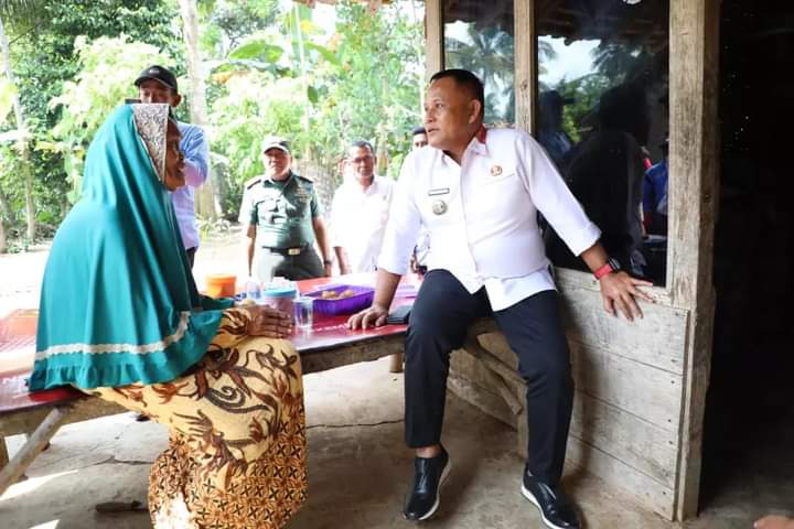 Bupati Lamsel Terus Gulirkan Program Bedah Rumah