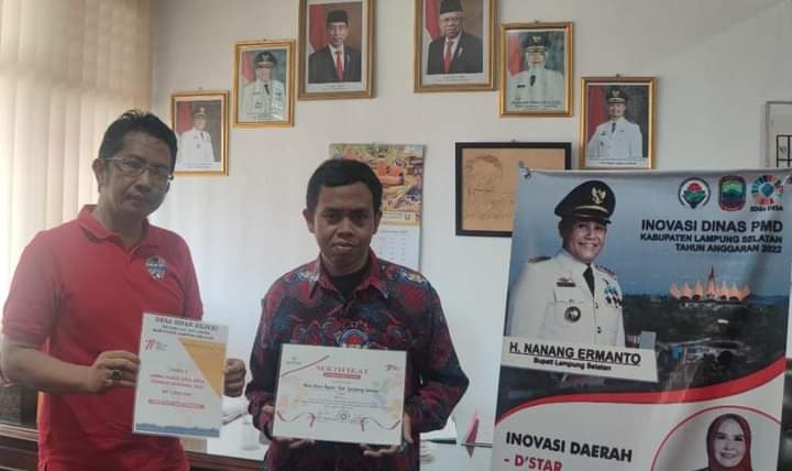 Kadis PMD Erdiyansyah Dampingi Kasi Pemdes Sinar Rezki Saat Terima Penghargaan
