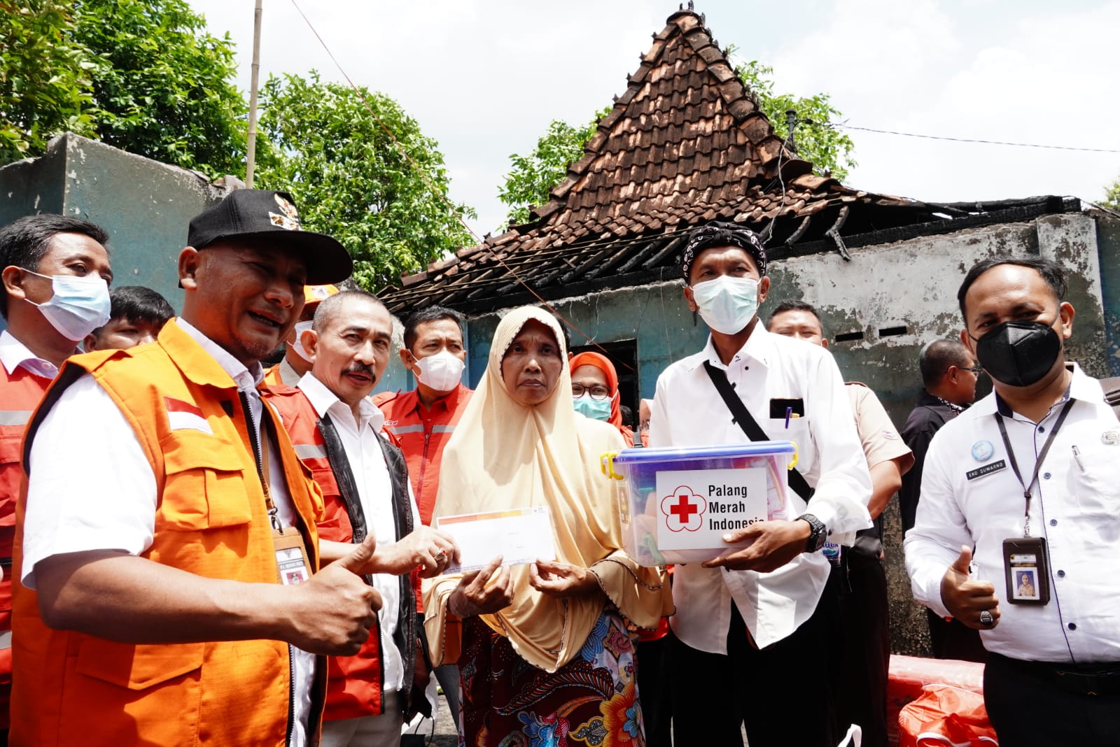 Pj Bupati dan Ketua PMI Kunjungi Korban Kebakaran