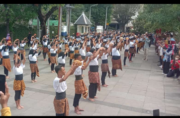 Tradisi Blangkon, Hari Ini Dipamerkan di Pelataran Loji Gandrung