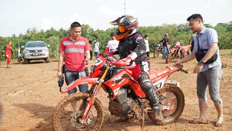 Menjelang Kejuaraan Motor Cross Lamsel Tim Red Brothers Terus Berlatih