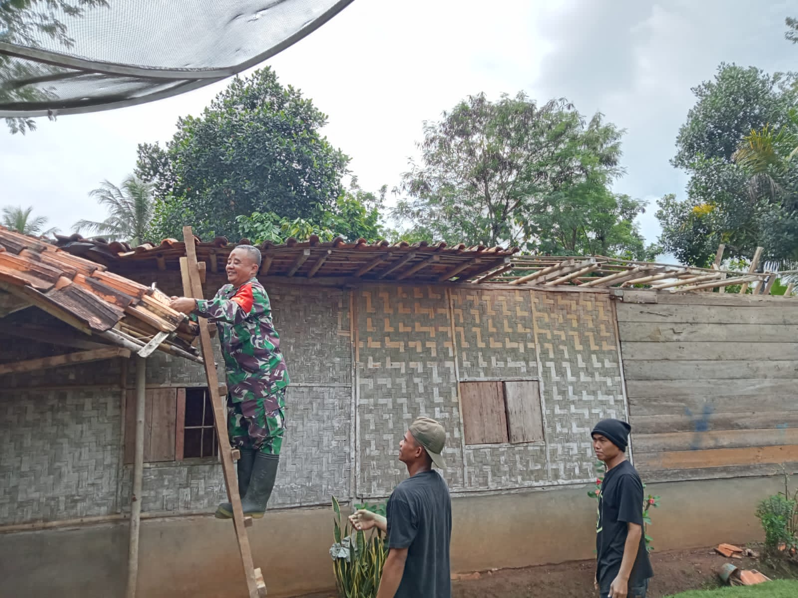 Bongkar Rumah Tak Layak Huni , Babinsa Kedondong Turun Tangan