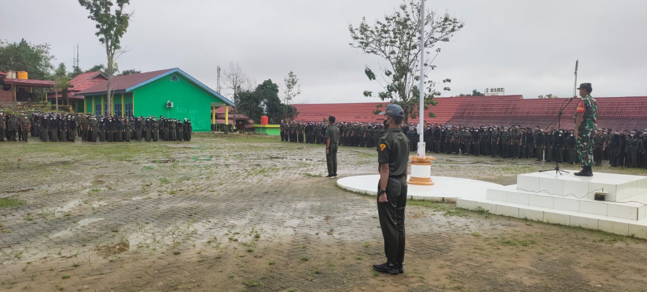 Manunggal Pendidikan, Babinsa Kelurahan Timbau Pimpin Apel Pagi di SMAN – 2