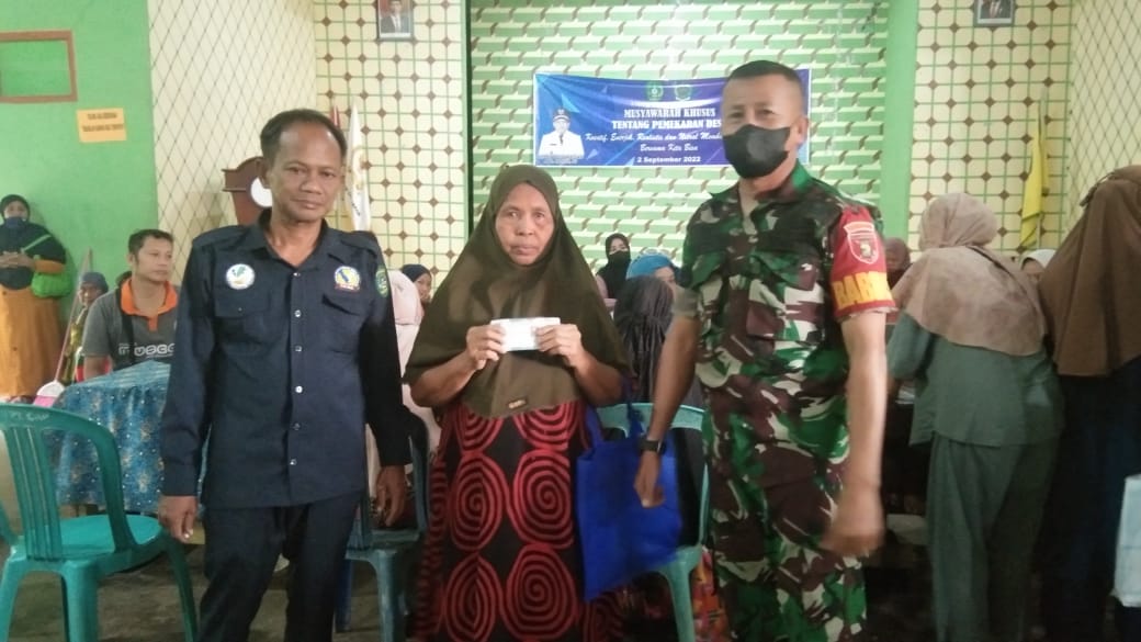 Babinsa Batuah Lakukan Pendampingan Penyaluran BLT BBM