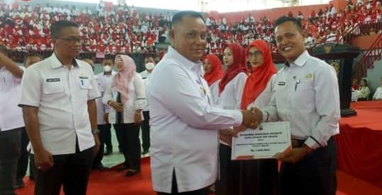 Secara Simbolis Nanang Serahkan Insentif Kepada 4.855 Tenaga Guru Honorer Se-Lamsel