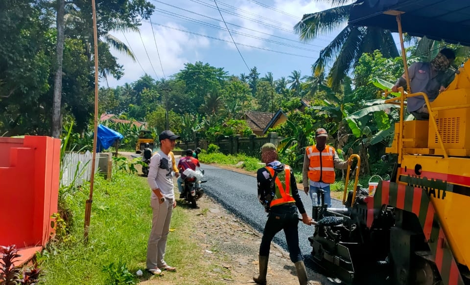 Suhendra Pantau Pelaksanaan Pengerjaan Jalan Ruas Tanjung Agung -Neglasari