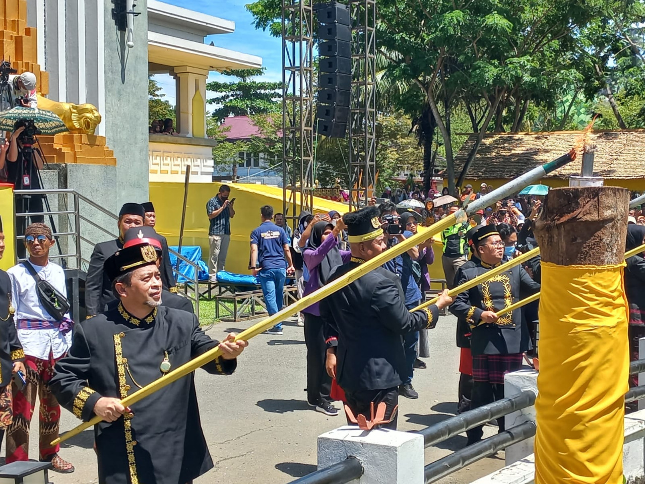 Dandim 0906/Kutai Kartanegara Hadiri Pembukaan Erau Adat Pelas Benua