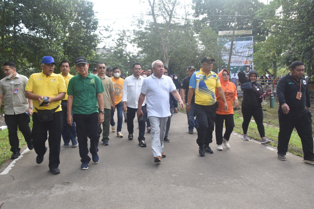 Kasi Ops Kasrem 091/ASN  dan Gubernur Kaltim Ikut Jalan Sehat Dies Natalis 60 Tahun UNMUL