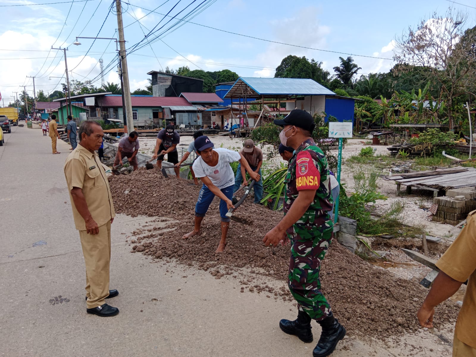 Bersama Aparatur Pemerintah Desa, Babinsa Kembang Janggut Hambau Awasi Penimbunan Jalan
