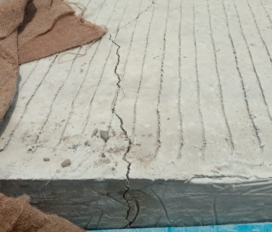Baru Rampung Dikerjakan Jalan Rabat Beton Ruas Titiwangi-Trimomukti Nampak Retak Nyaris Patah