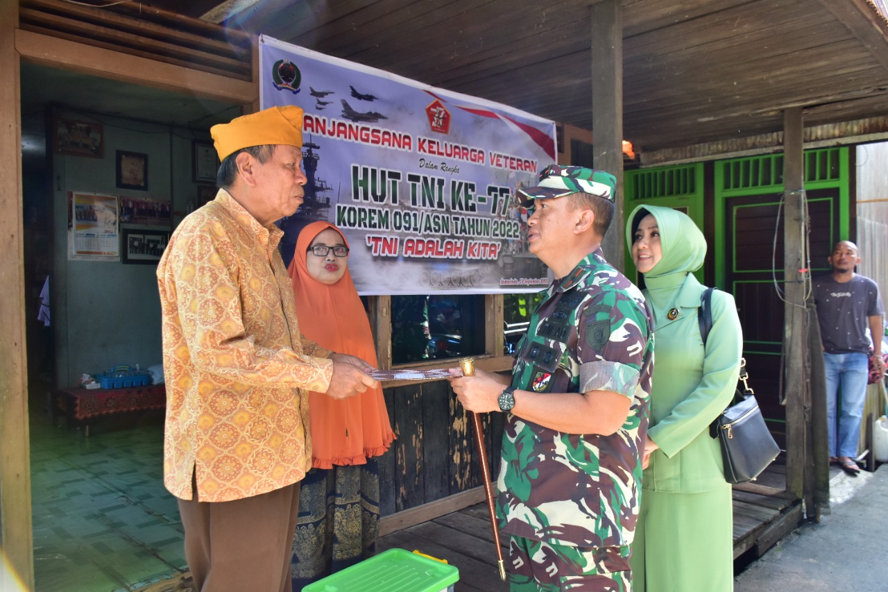 Memperingati HUT TNI ke 77 tahun 2022, Danrem 091/ASN Kunjungi Bapak Wakidi Pesiunan KKO/Marinir Berusia 90 tahun