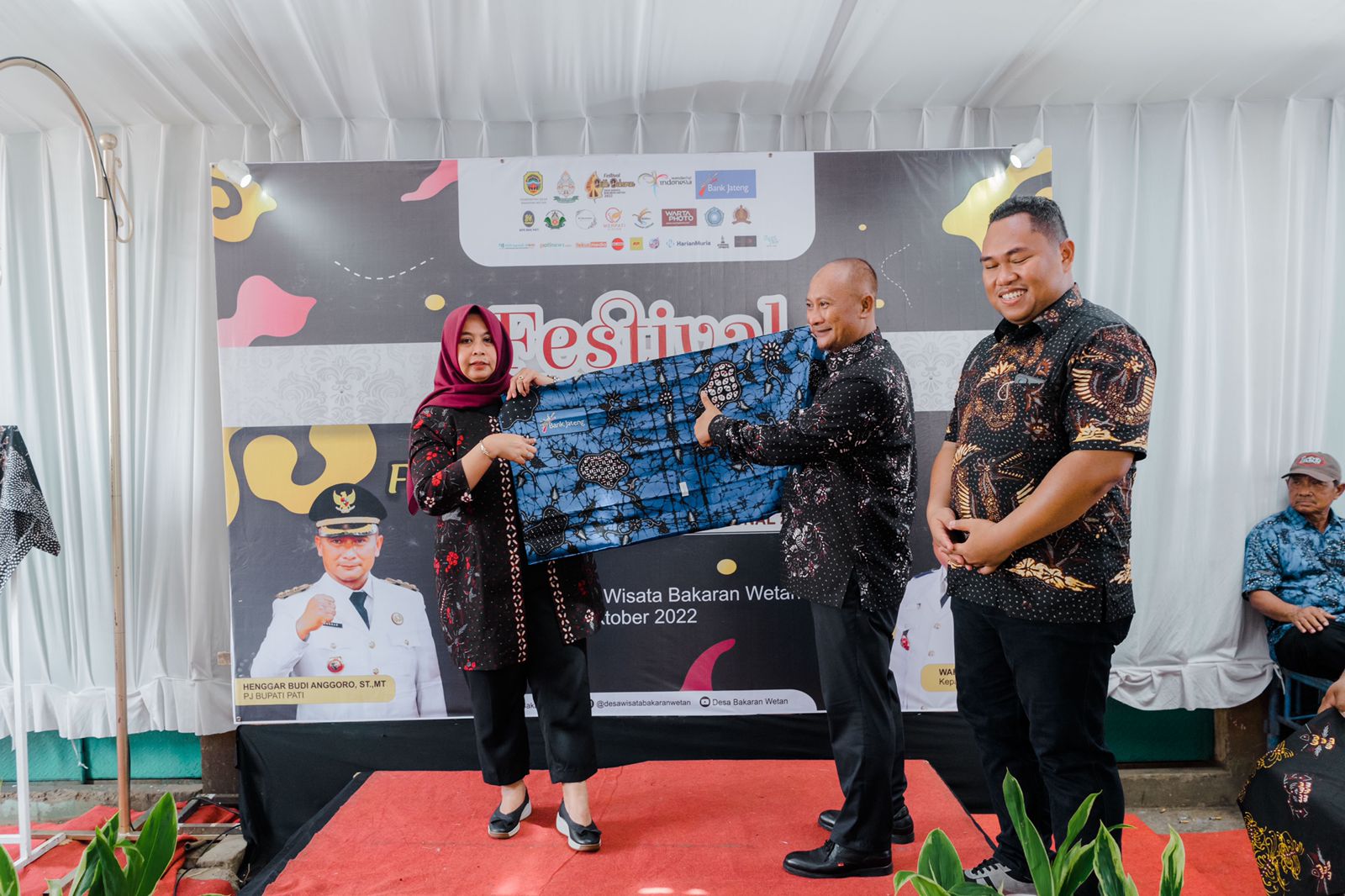 200 Pembatik dari Usia Muda Hingga Tua
