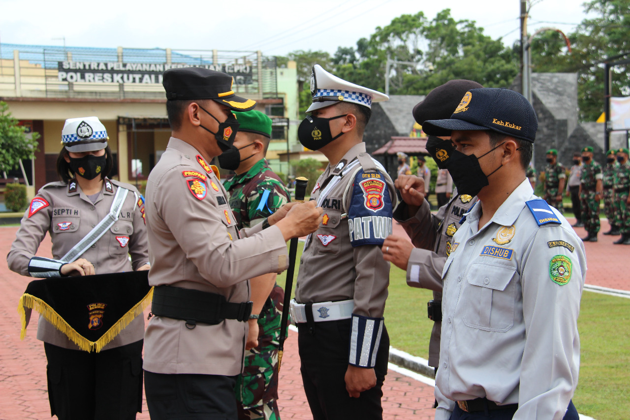 Personel Kodim 0906/Kutai Kartanegara  Apel Gelar Pasukan Operasi Zebra Mahakam 2022