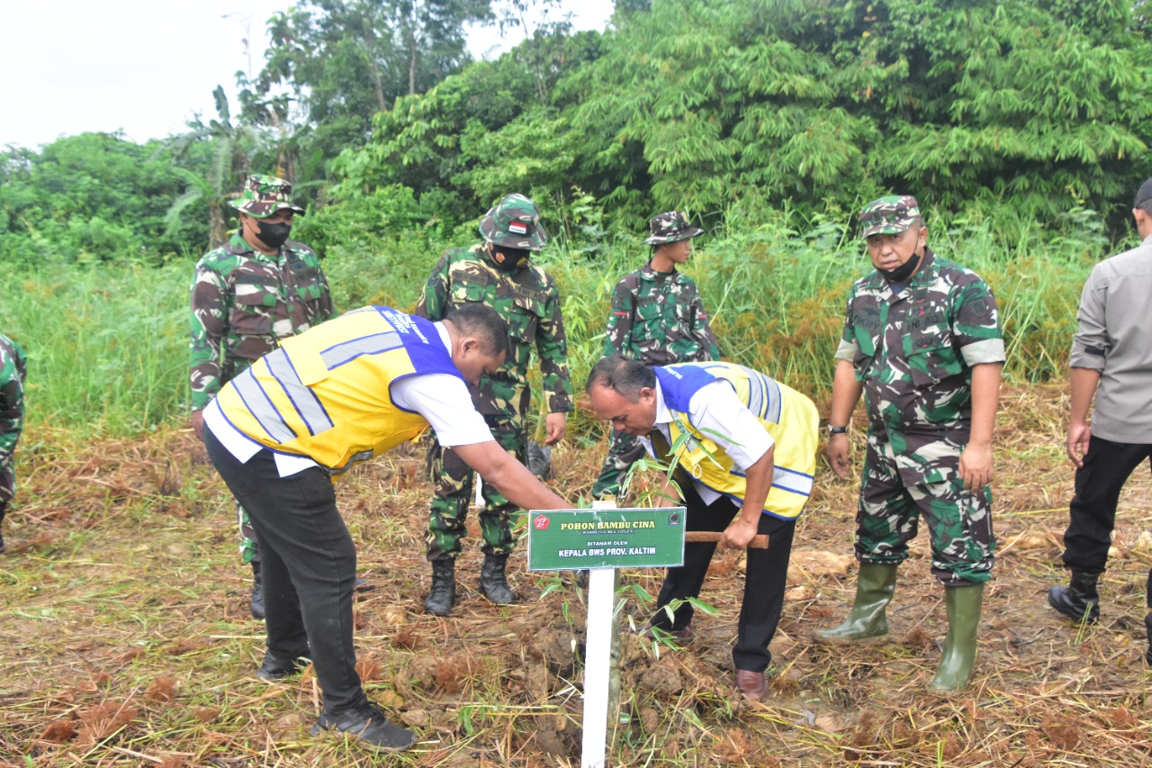Prajurit Korem 091/ASN di Terjunkan Tanam 4.000 Bambu, Hari Ulang Tahun TNI ke – 77