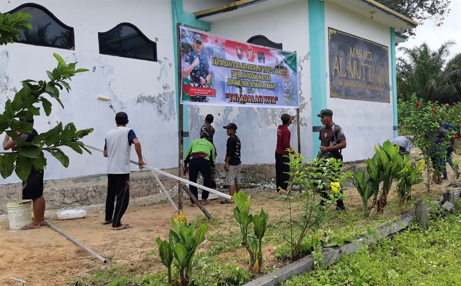 HUT TNI ke- 77 tahun 2022, Koramil Muara Kaman Bersihkan Tempat Ibadah