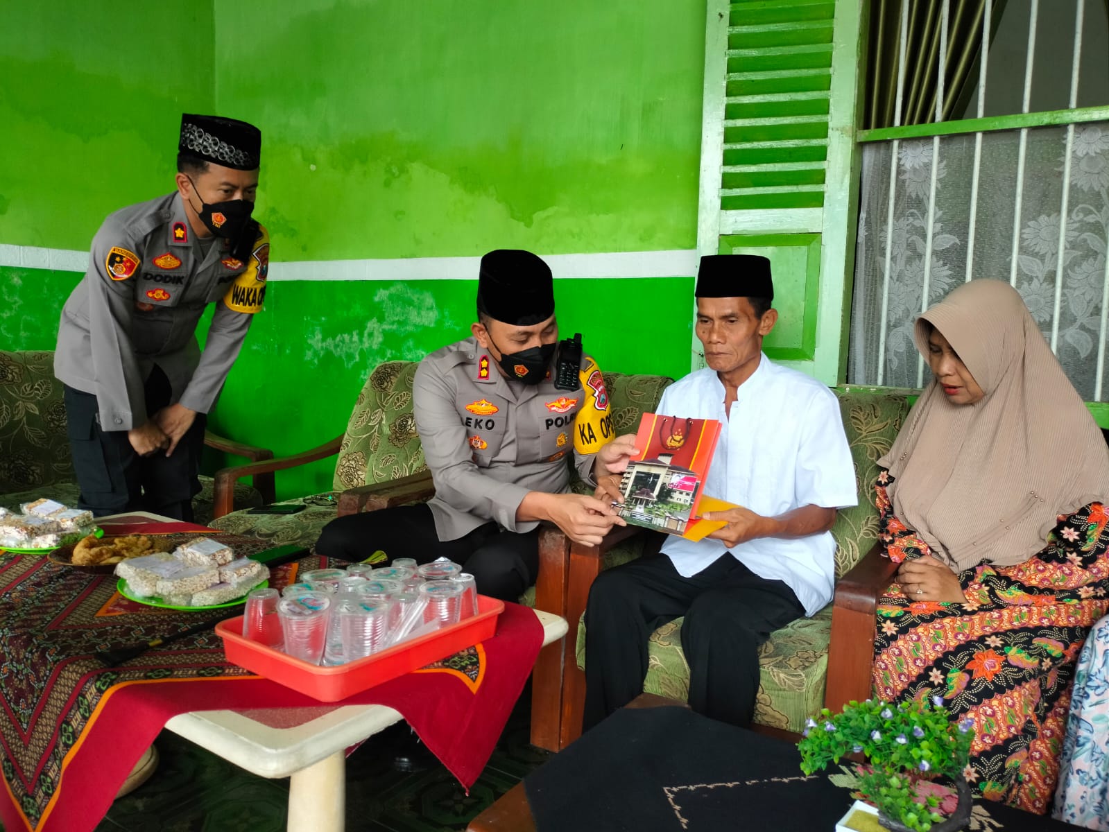 Polda Jatim Salurkan Tali Asih ke Keluaga Korban