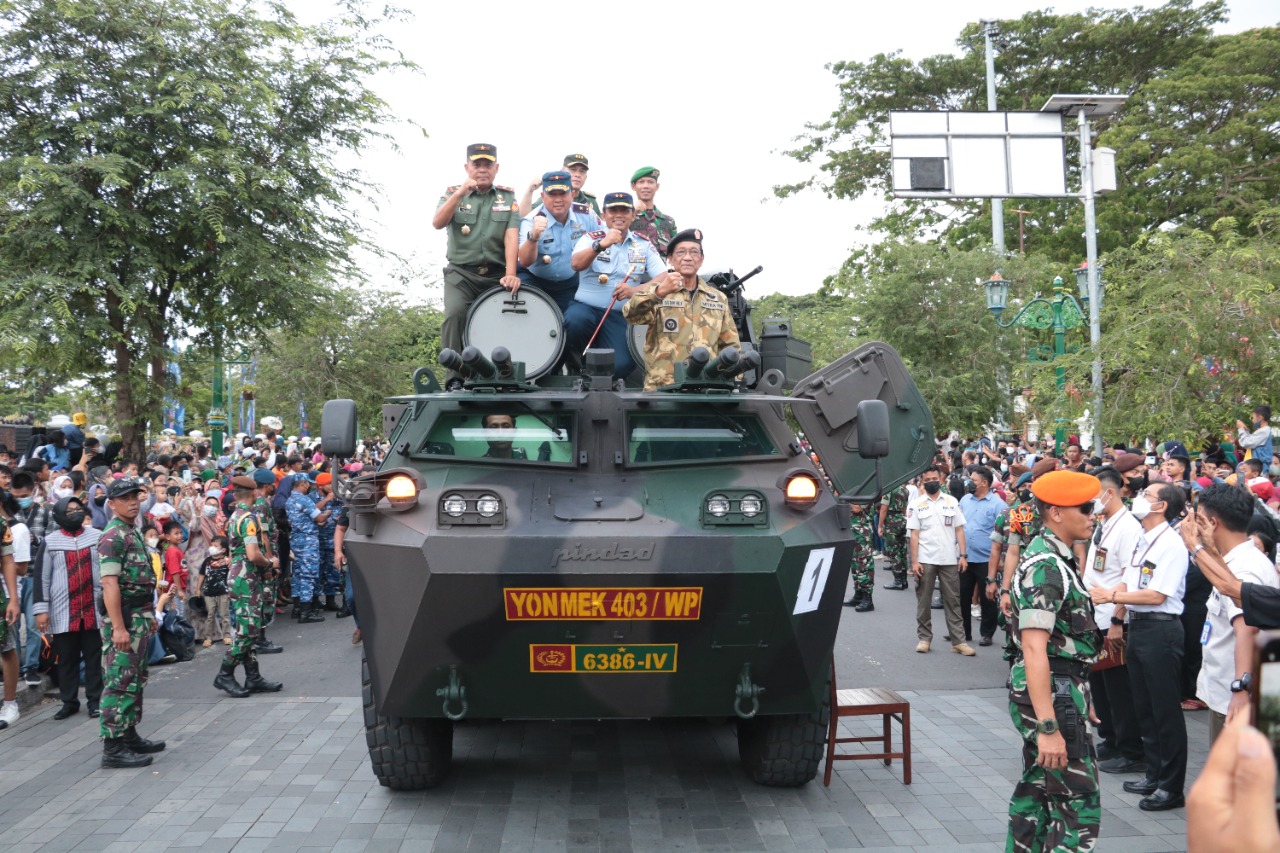 Puluhan Ribu Pengunjung Padati Kirab dan Display Drumband Gita Dirgantara