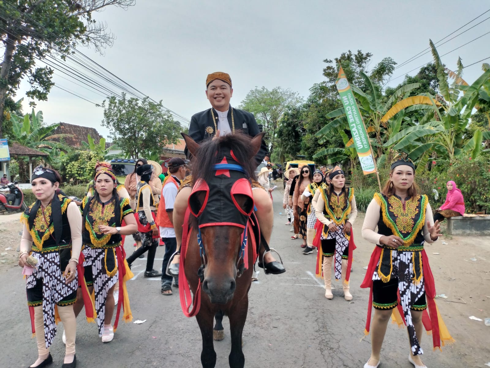 Karnaval Haul Mbah Brojoseti, Kades Dukuhseti Terlihat Tampan “Aura Bangsawan”