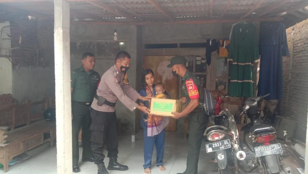 Polsek Jepara Kota Berikan Bantuan Kepada Anak Penderita Stunting